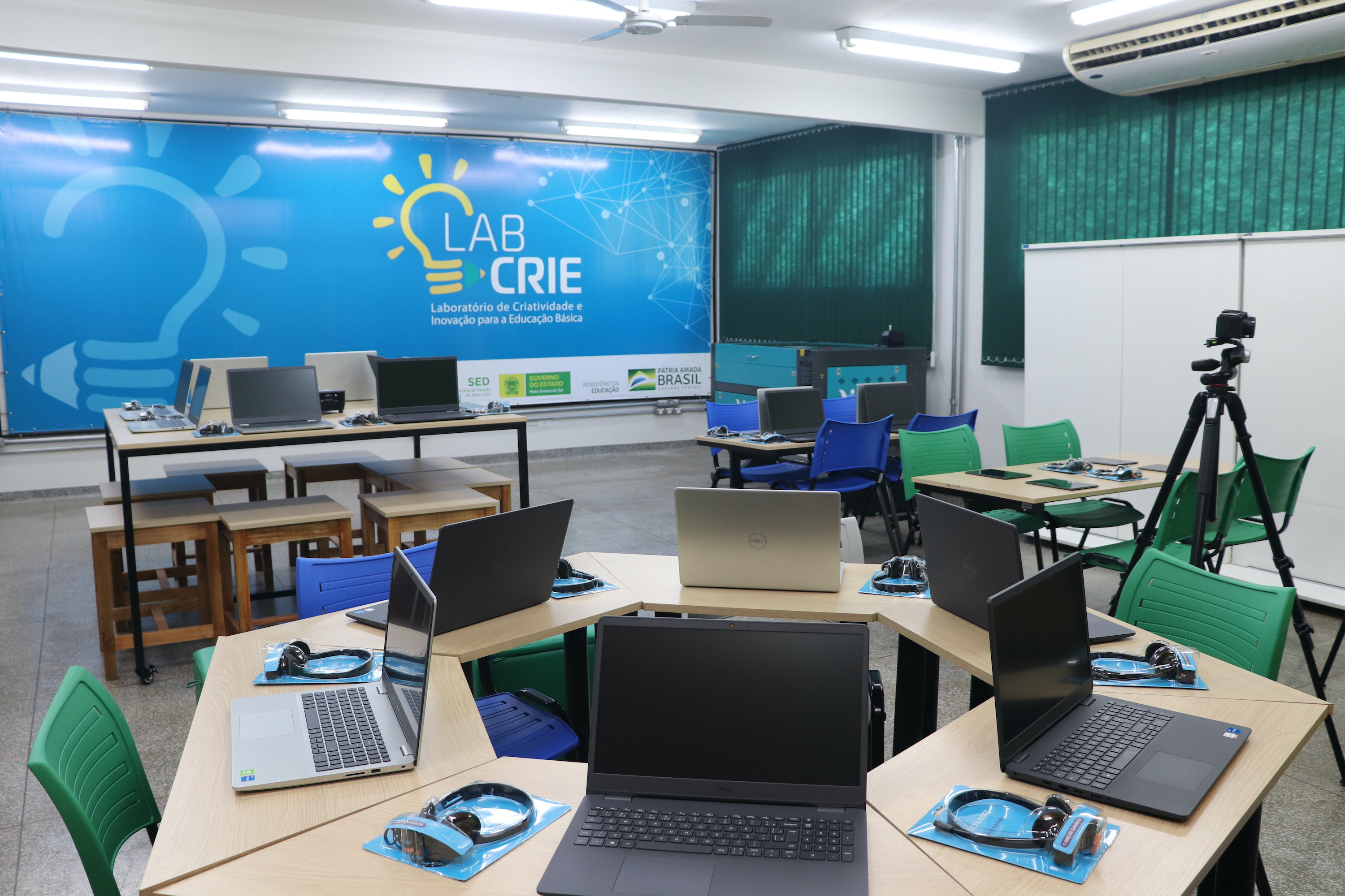 Classrrom with desks arranged in a circle and computers on top